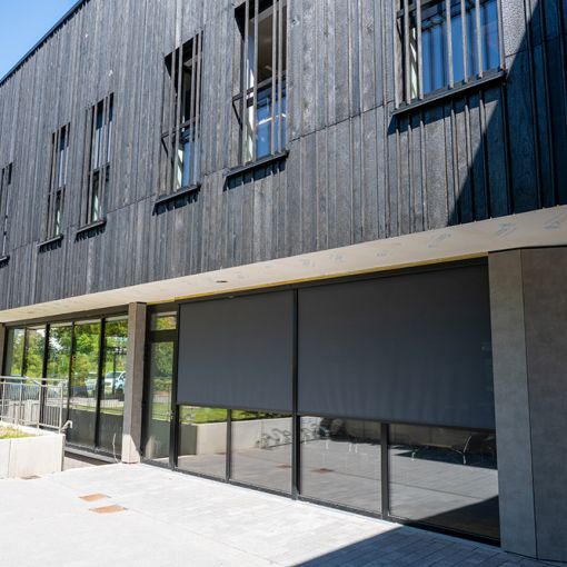 Innocenter Erfurt Au&szlig;en Erdgeschoss mit Sonnenschutz